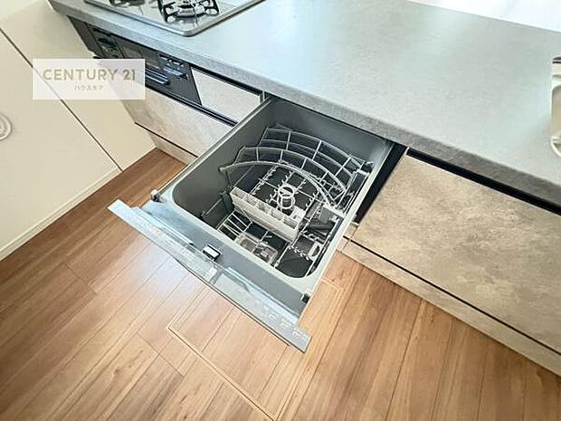 食洗機付きのキッチンです!忙しい時や手荒れ防止として大変活躍する便利な仕様です!ビルトインなのでキッチンの場所を取らず調理スペースを広く使うことが出来ます!