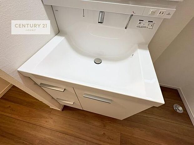 深い洗面台ボウルは、水が跳ねにくいのでお手入れが楽々!清潔感が保てます!キレイな洗面所で自分磨きのモチベーションが上がりますね!