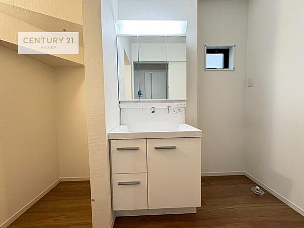 広々とした洗面室は、朝の身支度の時間もゆったり使える快適な空間。収納棚なども置きやすく、使い勝手の良い設計です。