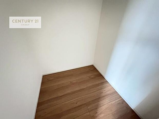 ウォークインクローゼット付きです。たくさんのお洋服などを収納しておけそうですね!他にも扇風機や加湿器など季節物の大きな家電も収納できます!