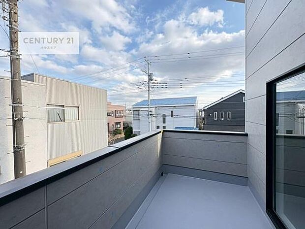 陽当たりの良いバルコニーで、お洗濯物もよく乾きそうですね!お天気の良い日にはバルコニーへ出てリフレッシュするのも気持ちよさそうです。