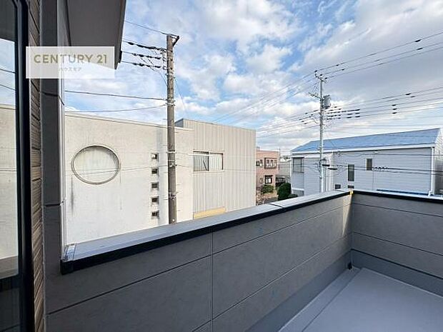 晴れた日には青い空を見渡せる開放的な時間を楽しめます。気持ちの良い風が通り抜ける街並みです!