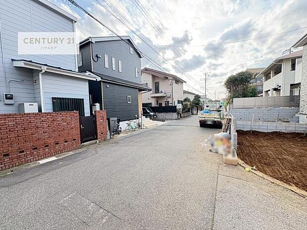 前面道路6m!陽当り良好な立地です。車庫入れが苦手な方も安心ですね。