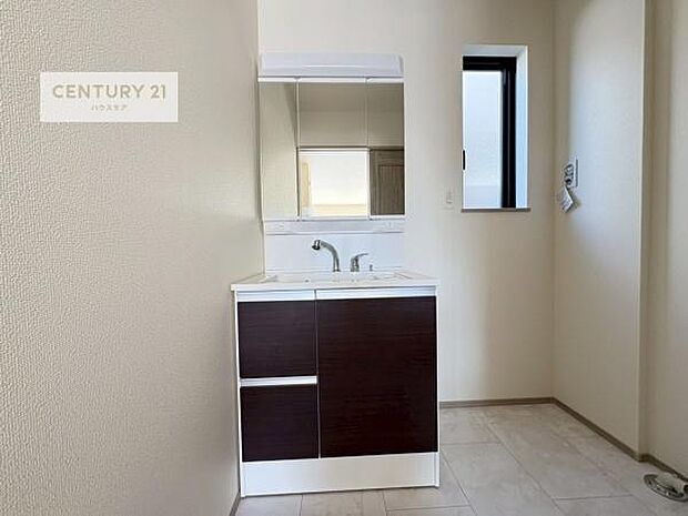 小窓付きの明るい洗面室です!湿気もすぐに入れ替えができて清潔に保つことができます!自然光が差し込むのでお化粧の仕上がりも良くなりますね!