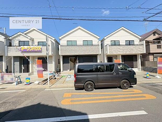 駐車スペースは2台分あります!セカンドカーはもちろん、バイクや自転車なども置き場所に困りません。(車種によります。)