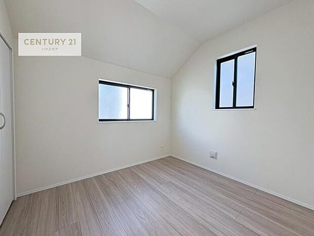 2面採光を確保した明るい室内は、風通しも良く、明るく大変居心地の良い空間となっております。リラックスして過ごせる心地の良いお部屋です!