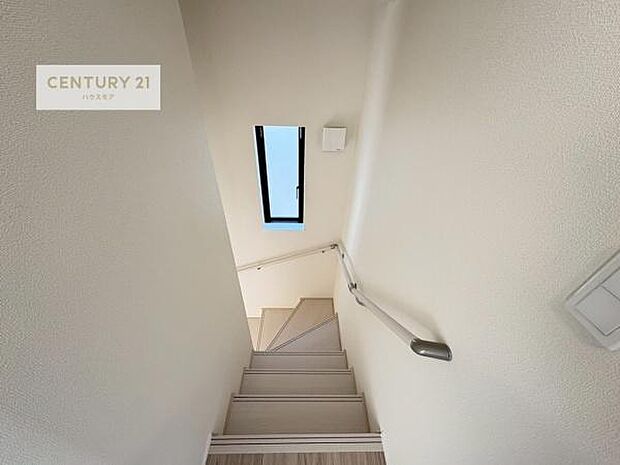 階段は明るく手摺りもついています!お子様やご年配の方も安心してご利用頂けますね!