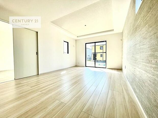 大きな窓からたっぷりの陽ざしが入る明るいリビング。開放感のあるリビングで家族団らんのくつろぎの時間を過ごせます!ご見学可能です!是非現地で陽当たりなどご体感くださいませ!