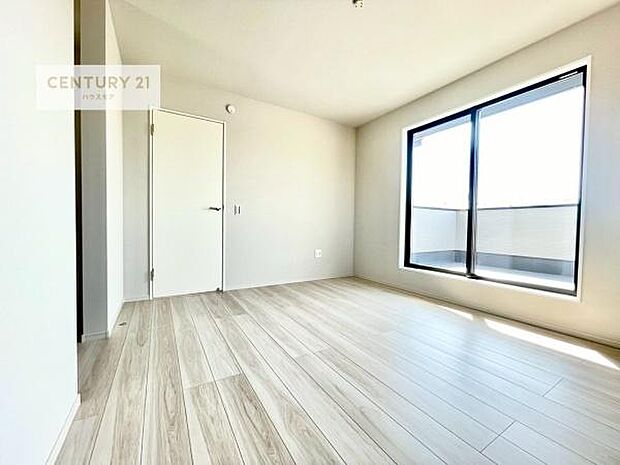 バルコニーに面している洋室です。明るく温もりがあり、換気もしっかりできます!朝起きて、外に出て背伸びをしつつ深呼吸をし良い朝を迎え入れることができます。