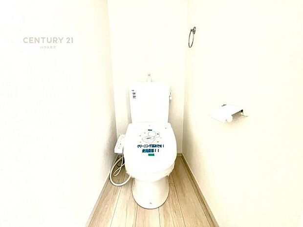 1・2階にトイレがございます!朝の忙しい時間帯も待たずにすみそうですね。白を基調とした清潔感のあるトイレでお手入れがしやすいです!
