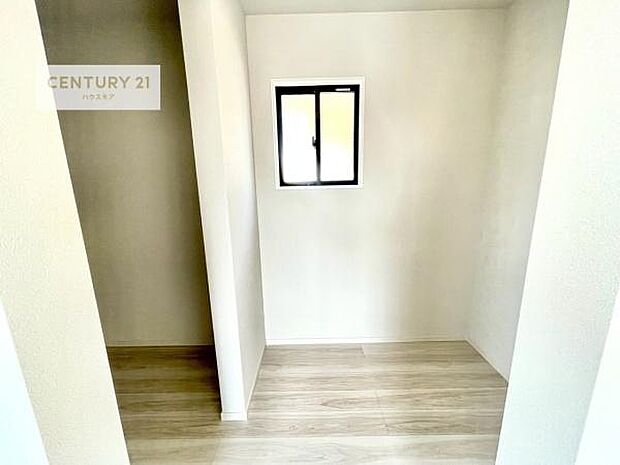 ウォークインクローゼット付きです。たくさんのお洋服などを収納しておけそうですね!他にも扇風機や加湿器など季節物の大きな家電も収納できます!フリースペースは書斎や趣味の空間にも!