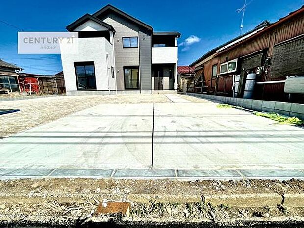 駐車スペースは2台分あります!セカンドカーはもちろん、バイクや自転車なども置き場所に困りません。