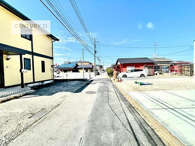 前面道路は4m!陽当り良好な立地です。車庫入れが苦手な方も安心ですね。