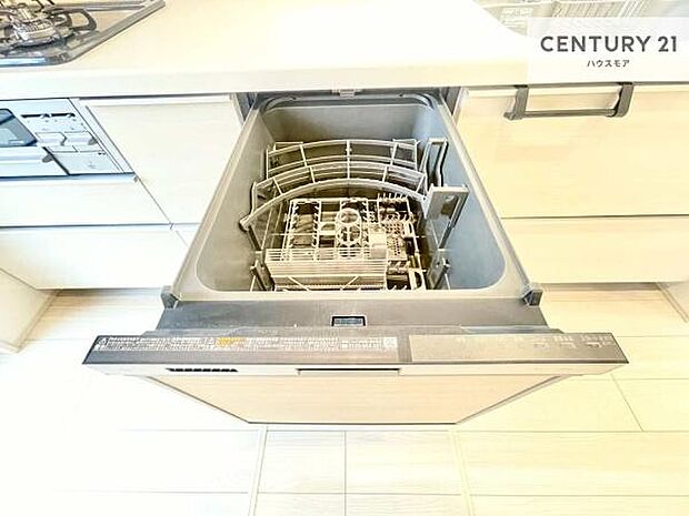 食洗機付きのキッチンです!忙しい時や手荒れ防止として大変活躍する便利な仕様です!ビルトインなのでキッチンの場所を取らず調理スペースを広く使うことが出来ます!