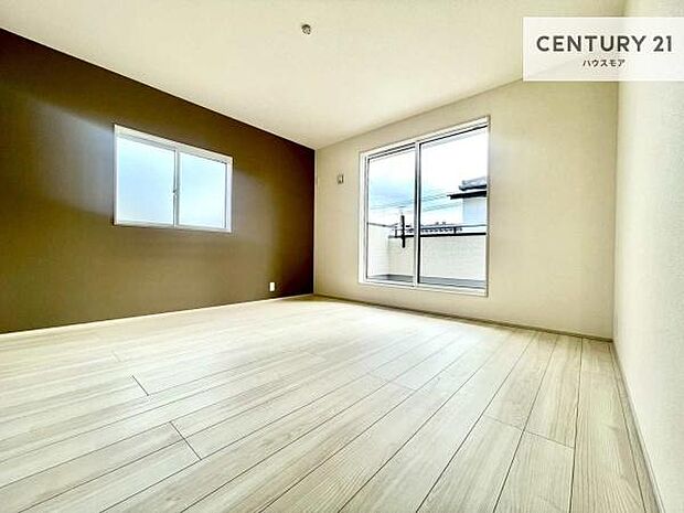 バルコニーに面している洋室です。明るく温もりがあり、換気もしっかりできます!朝起きて、外に出て背伸びをしつつ深呼吸をし良い朝を迎え入れることができます。