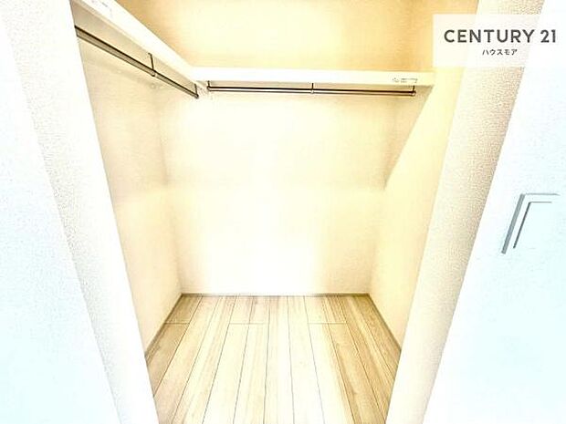 ウォークインクローゼット付きです。たくさんのお洋服などを収納しておけそうですね!他にも扇風機や加湿器など季節物の大きな家電も収納できます!