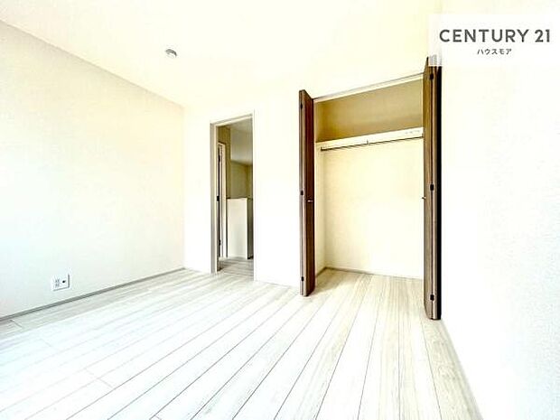 洋室は子供部屋や寝室、色々と用途多彩に利用できますね。収納力もたっぷりなので、広々気持ちよく過ごすことができます。