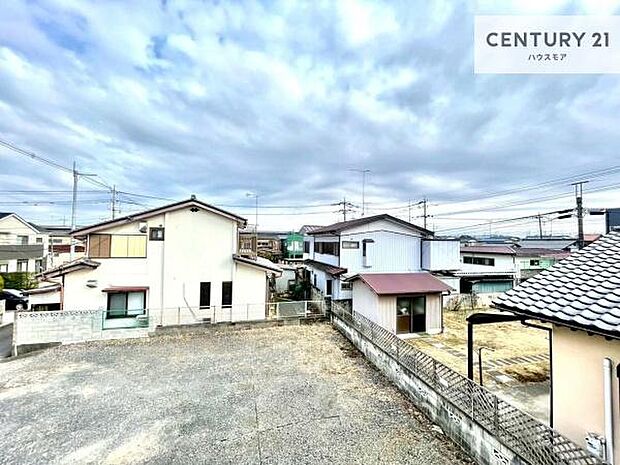 晴れた日には青い空を見渡せる開放的な時間を楽しめます。気持ちの良い風が通り抜ける街並みです!