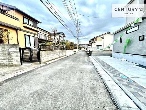 前面道路は4.6m!陽当り良好な立地です。車庫入れが苦手な方も安心ですね。