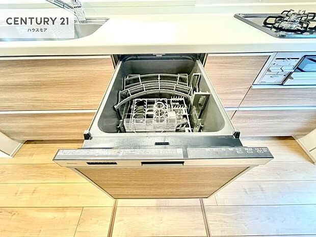 食洗機付きのキッチンです!忙しい時や手荒れ防止として大変活躍する便利な仕様です!ビルトインなのでキッチンの場所を取らず調理スペースを広く使うことが出来ます!