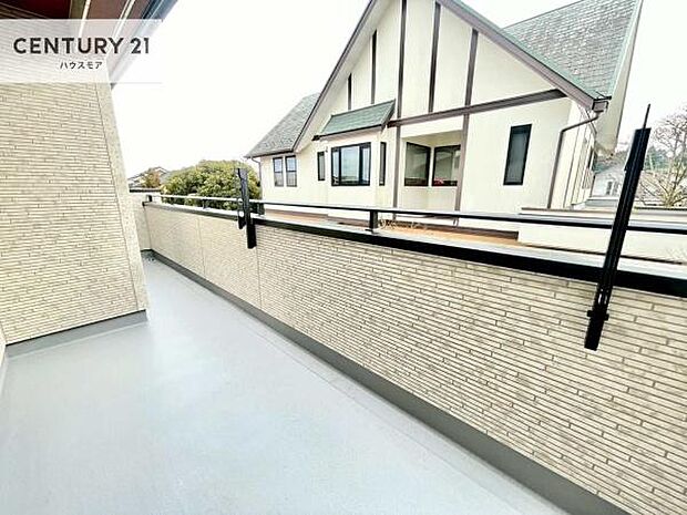 広々としているバルコニーです!お洗濯物を干すのはもちろん風に当たりながらくつろぎタイムが送れます!