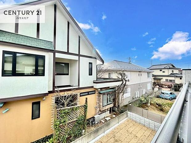 晴れた日には青い空を見渡せる開放的な時間を楽しめます。気持ちの良い風が通り抜ける街並みです!