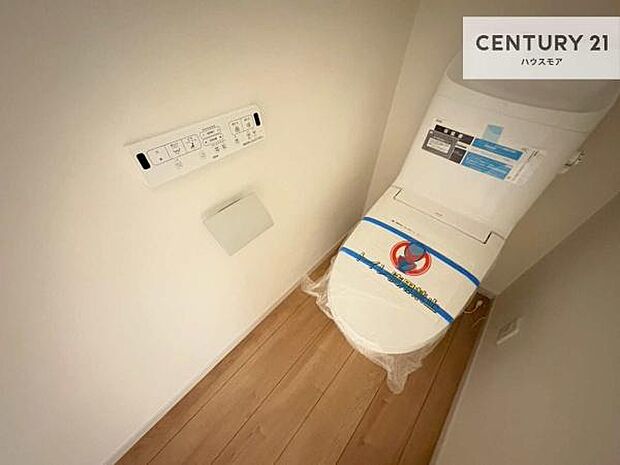 1・2階にトイレがございます!朝の忙しい時間帯も待たずにすみそうですね。白を基調とした清潔感のあるトイレでお手入れがしやすいです!