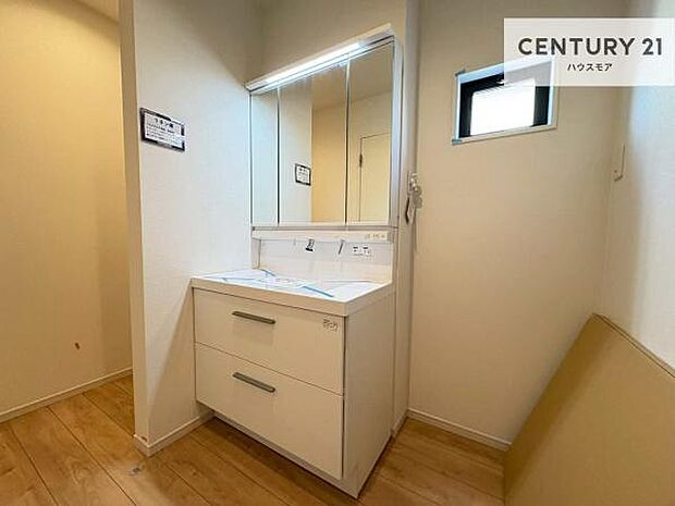 小窓付きの明るい洗面室です!湿気もすぐに入れ替えができて清潔に保つことができます!自然光が差し込むのでお化粧の仕上がりも良くなりますね!