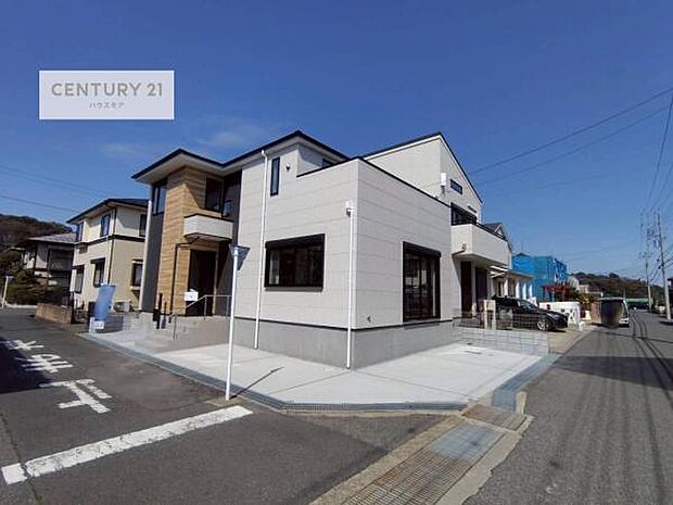 前面道路は6m×5.92m!陽当り良好な立地です。車庫入れが苦手な方も安心ですね。