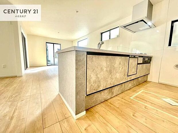 大人気の対面式システムキッチンを採用しています!ご家族のコミュニケーションが自然と増える設計です。お子様にも目が届くので嬉しいですね!広々使えて快適に作業が進みます。