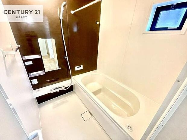 落ち着きある大人の雰囲気のバスルームは、味が出ていてバスタイムが充実!お仕事頑張っているご褒美にお好みの匂いの入浴剤を入れて、楽しんでみてはいかがでしょうか?