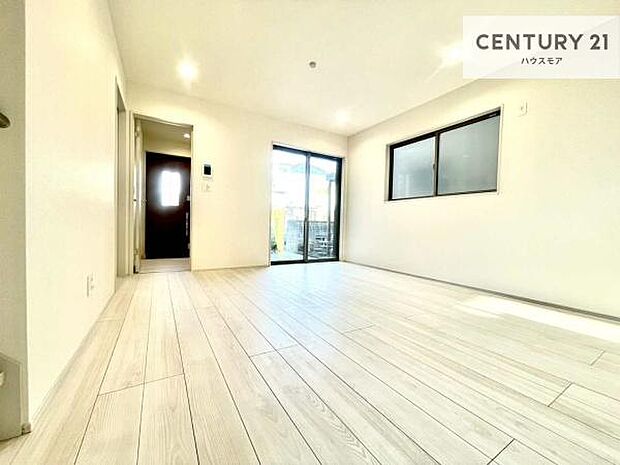 大きな窓からたっぷりの陽ざしが入る明るいリビング。開放感のあるリビングで家族団らんのくつろぎの時間を過ごせます!