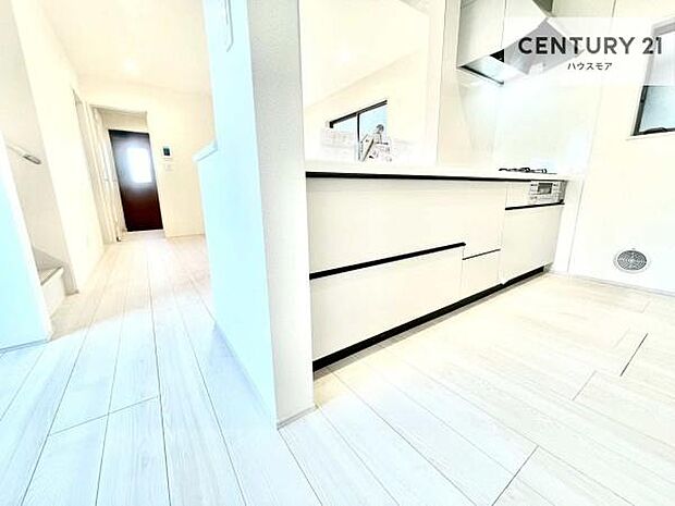 大人気の対面式システムキッチンを採用しています!ご家族のコミュニケーションが自然と増える設計です。お子様にも目が届くので嬉しいですね!広々使えて快適に作業が進みます。