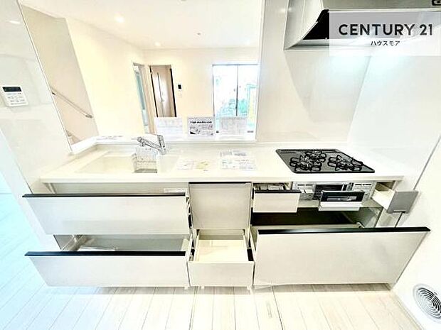 収納スペースが豊富で、調理スペースがスッキリと片付きひろ~く活用できます!快適に作業ができます!毎日の料理が捗ります!