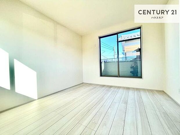 バルコニーへ面した洋室なので天気のいい日はバルコニーへ出てリフレッシュするのもいいですね!充実したプライベートタイムが送れる洋室!陽当たり、風通し良好です。