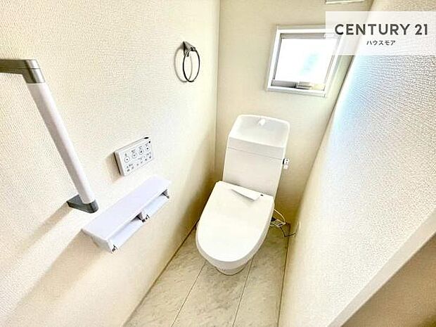 1・2階にトイレがございます!朝の忙しい時間帯も待たずにすみそうですね。白を基調とした清潔感のあるトイレでお手入れがしやすいです!