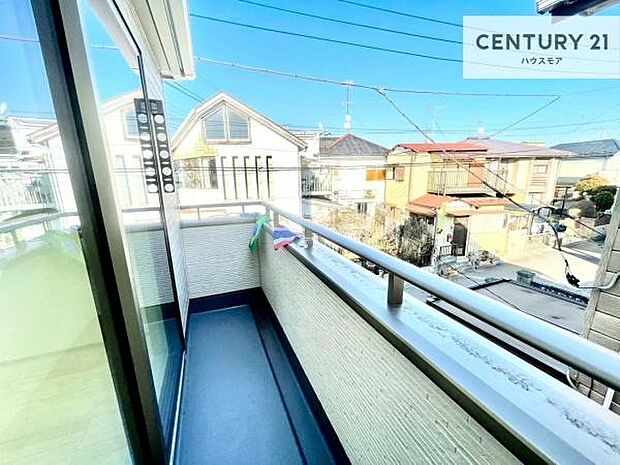 陽当たりの良いバルコニーで、お洗濯物もよく乾きそうですね!お天気の良い日にはバルコニーへ出てリフレッシュするのも気持ちよさそうです。