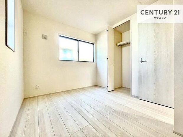 収納スペースがついています!居室をスッキリ整頓する事ができますね。家具を選ばないシンプルなデザインの為、家具を選ばずお気に入りの空間作りができそうですね。