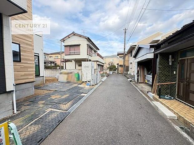 前面道路は4m×4m!陽当り良好な立地です。車庫入れが苦手な方も安心ですね。