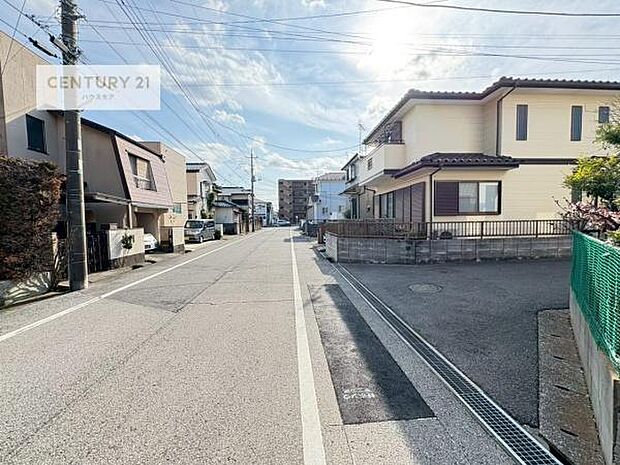 前面道路は4.5m!陽当り良好な立地です。車庫入れが苦手な方も安心ですね。