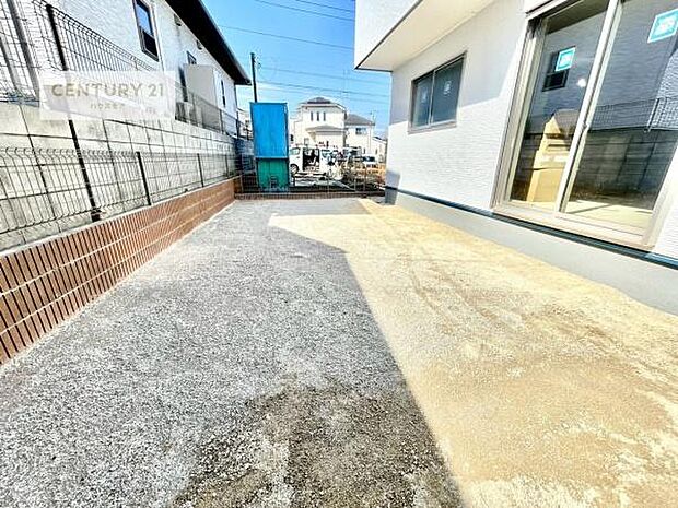 陽当たり良好なお庭です!晴れた日には青い空を見渡せる開放的な時間を楽しめます。ガーデニングや家庭菜園も楽しめます!