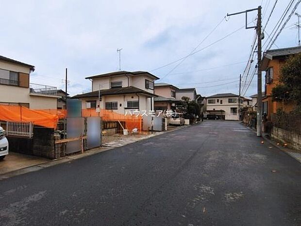 前面道路7.9m!陽当り良好な立地です。車庫入れが苦手な方も安心ですね。