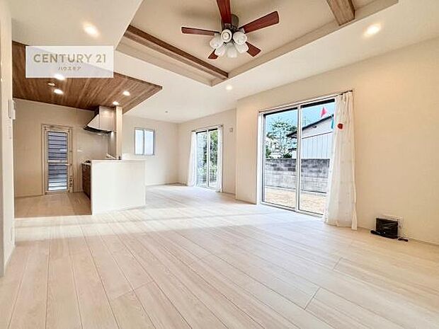 大きな窓からたっぷりの陽ざしが入る明るいリビング。開放感のあるリビングで家族団らんのくつろぎの時間を過ごせます。(同仕様)