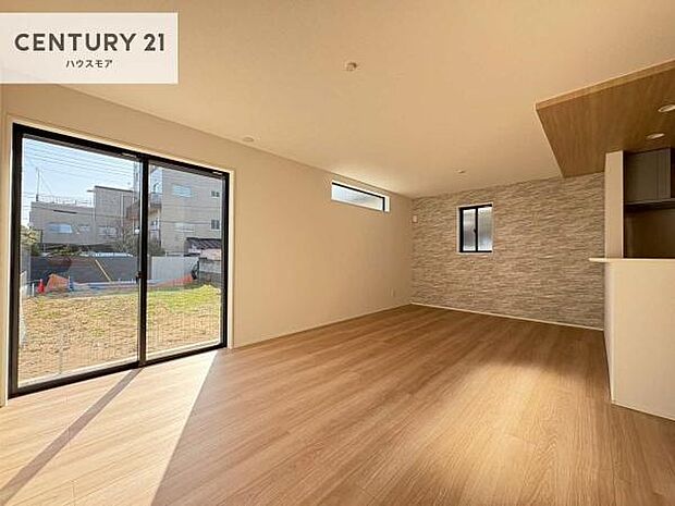 大きな窓からたっぷりの陽ざしが入る明るいリビング。開放感のあるリビングで家族団らんのくつろぎの時間を過ごせます!ご見学可能です!是非現地で陽当たりなどご体感くださいませ!