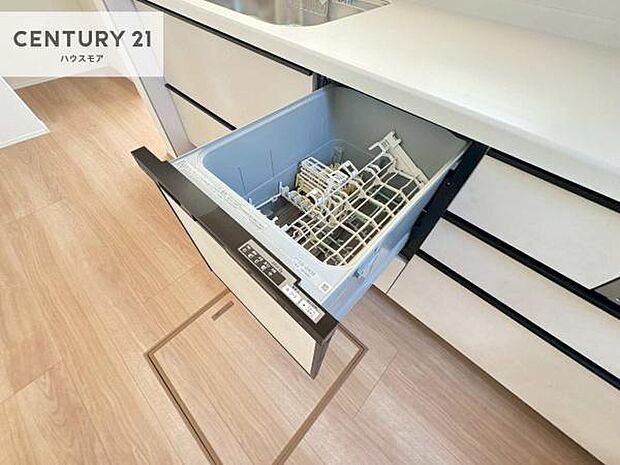 食洗機付きのキッチンです!忙しい時や手荒れ防止として大変活躍する便利な仕様です!ビルトインなのでキッチンの場所を取らず調理スペースを広く使うことが出来ます!