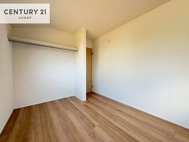 掃き出し窓がないお部屋は、お子様のお部屋としても安心です!収納スペースも充実しているので散らかったお部屋をサッと片付けられます!