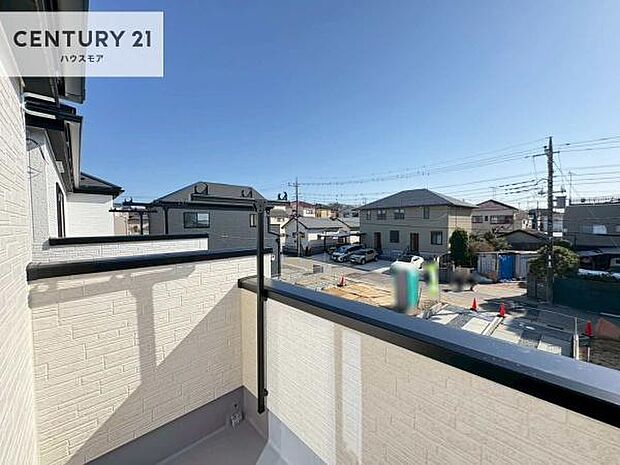 陽当たりの良いバルコニーで、お洗濯物もよく乾きそうですね!お天気の良い日にはバルコニーへ出てリフレッシュするのも気持ちよさそうです。