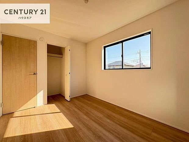 明るい室内は、風通しも良く、明るく大変居心地の良い空間となっております。リラックスして過ごせる心地の良いお部屋です!