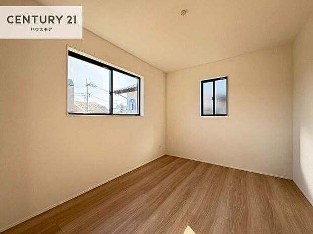 2面採光を確保した明るい室内は、風通しも良く、明るく大変居心地の良い空間となっております。リラックスして過ごせる心地の良いお部屋です!朝の目覚めがスッキリしますね。