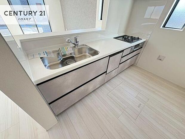 大人気の対面式システムキッチンを採用しています!ご家族のコミュニケーションが自然と増える設計です。お子様にも目が届くので嬉しいですね!広々使えて快適で作業が進みます。